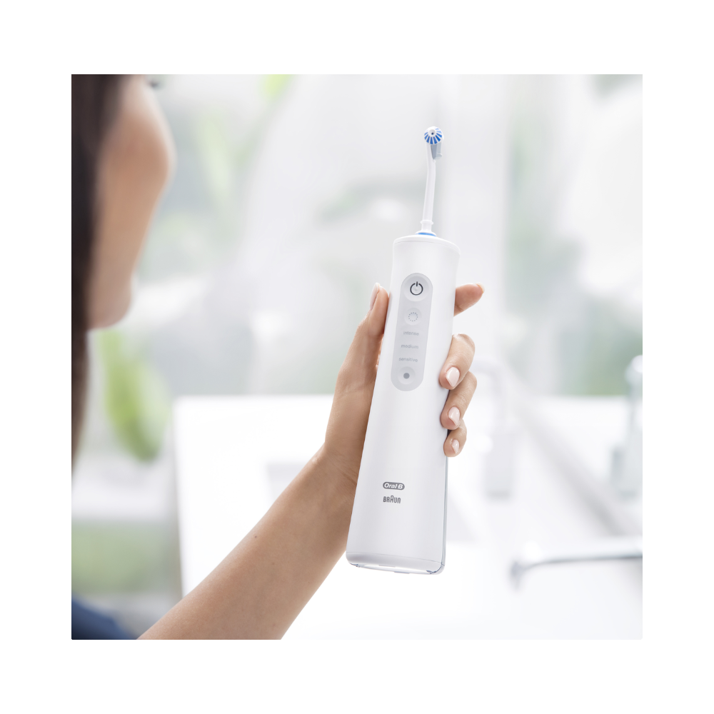Oral-B AquaCare 4 Portable Irrigator Water Flosser + Replacement Jets 4 Pack Kit